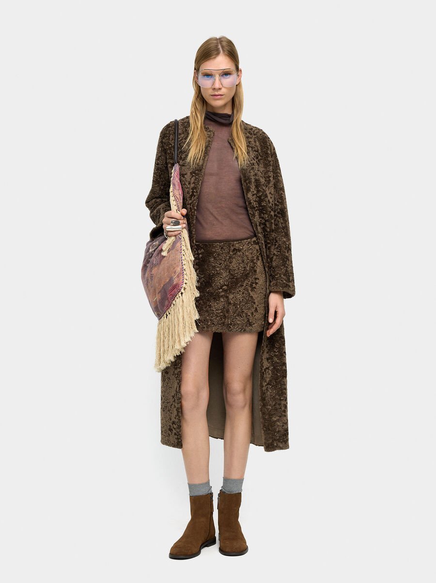 Short skirt with texture