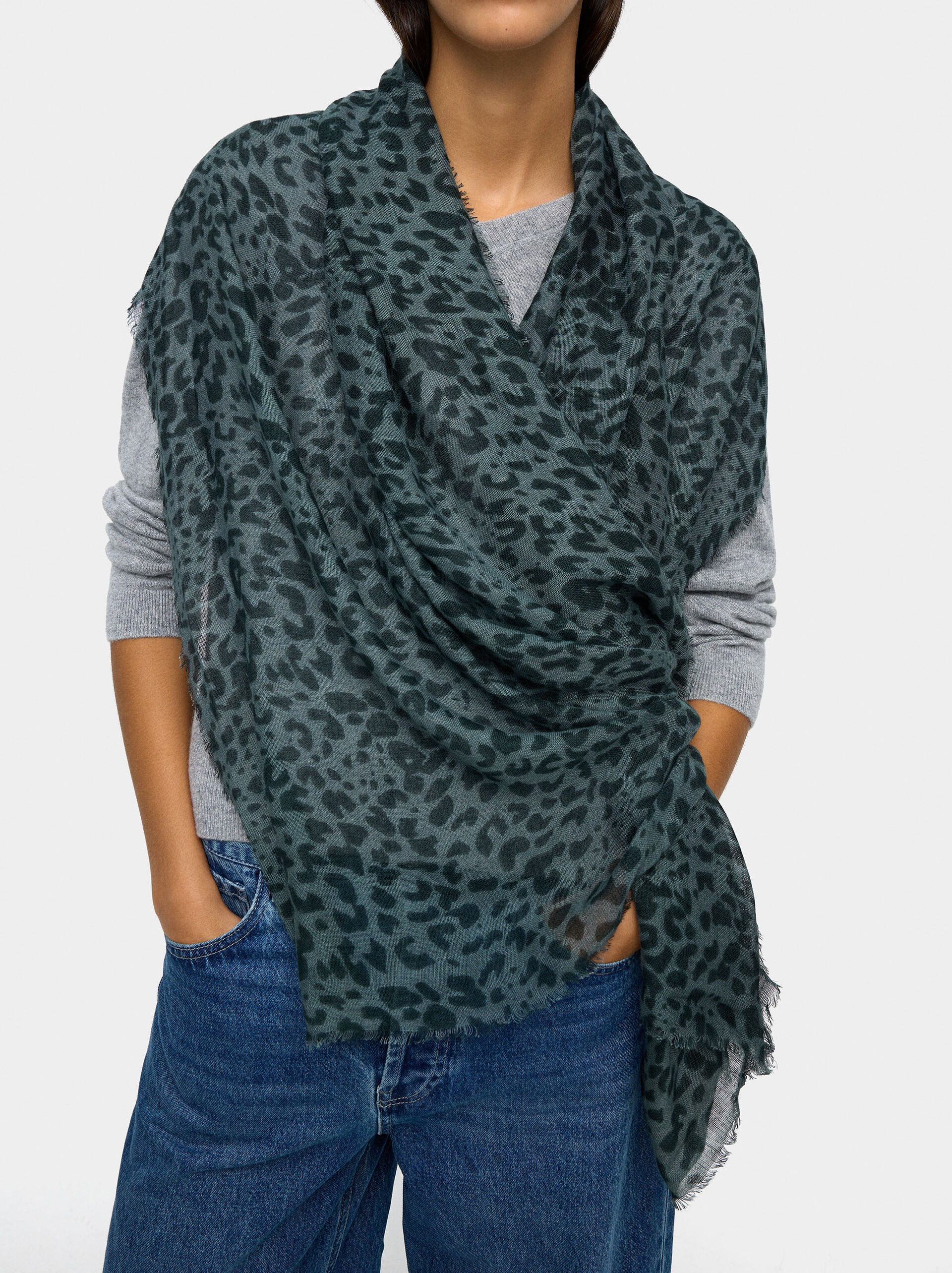 Printed scarf with linen image number 3.0