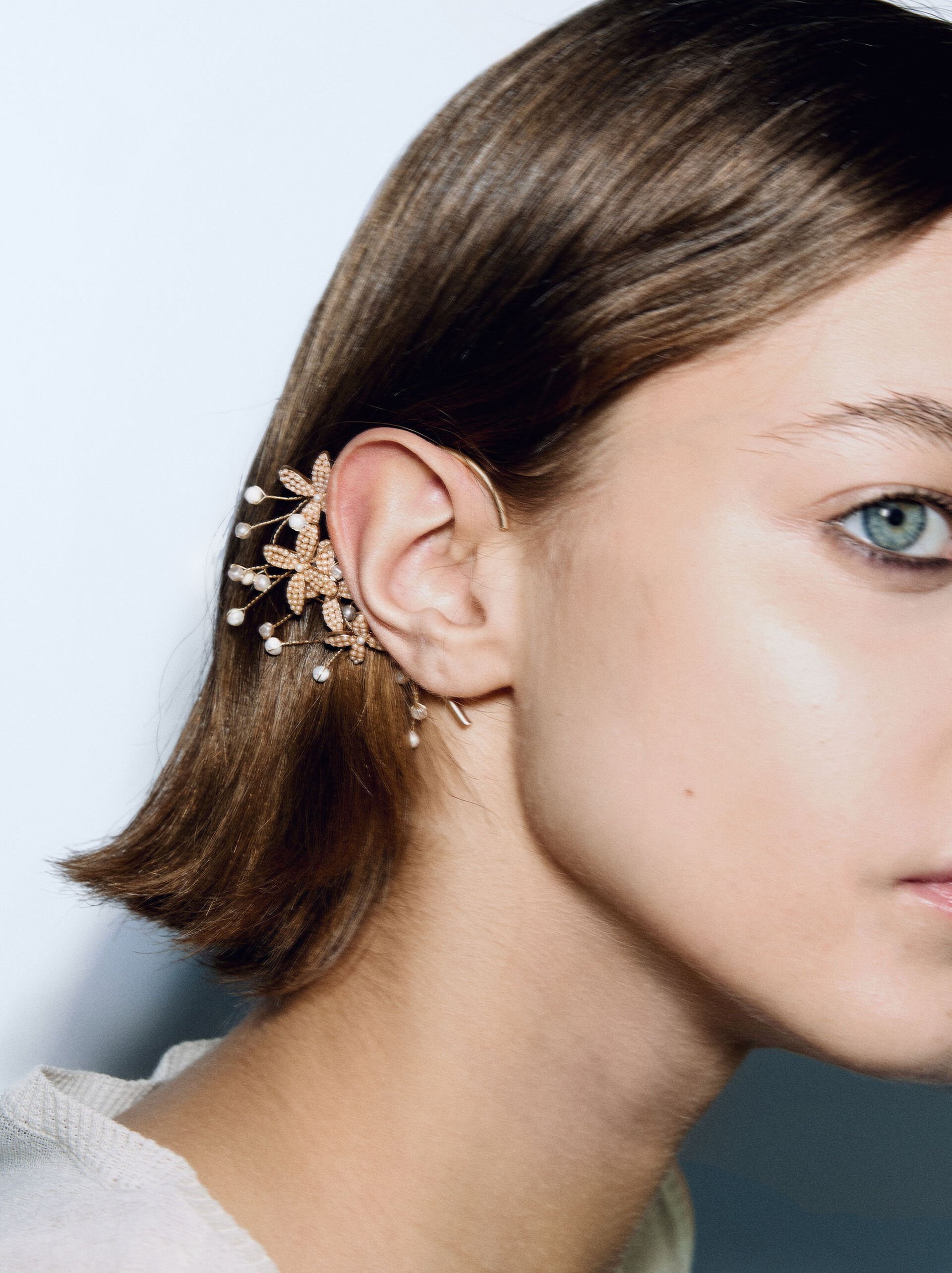 Ear Cuff-Ohrring Mit Blumen Und Perlen image number 0.0