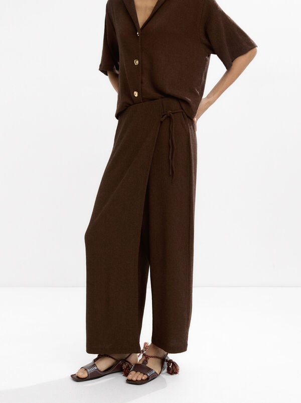Trousers with crossover and texture