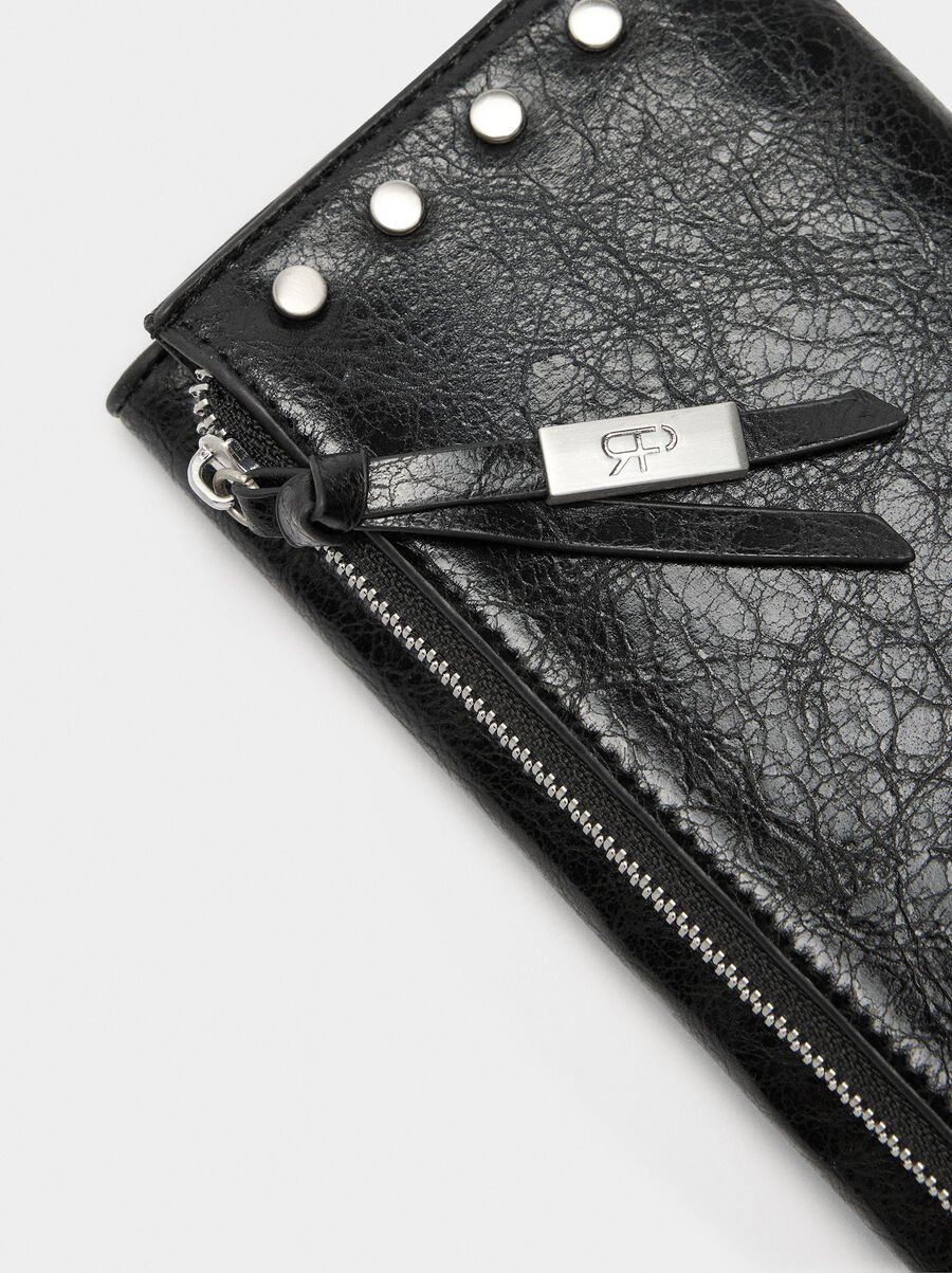 Cartera con tachuelas