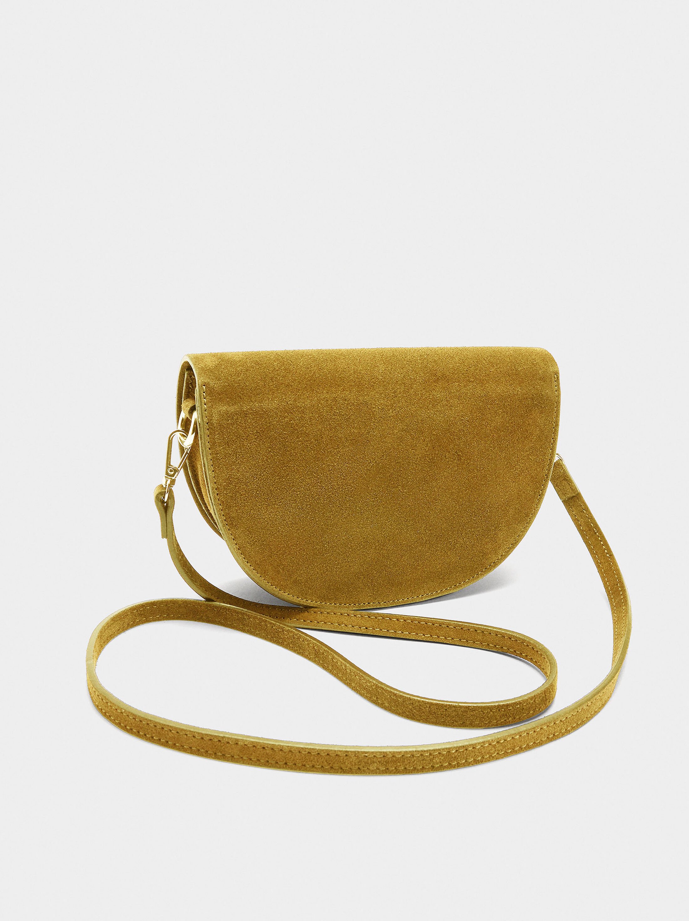 Bolso bandolera de ante con solapa image number 4.0