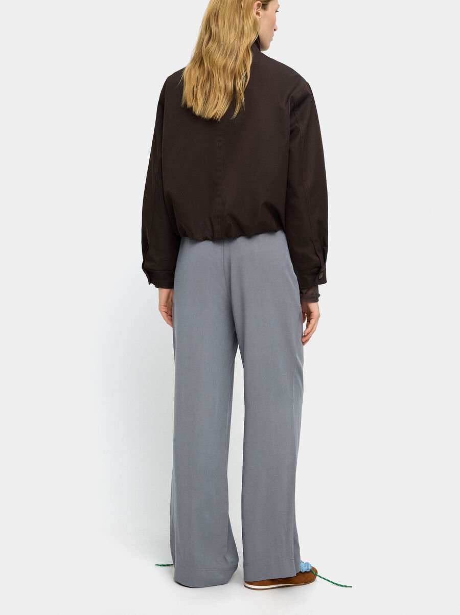 Elastic waist trousers with pockets