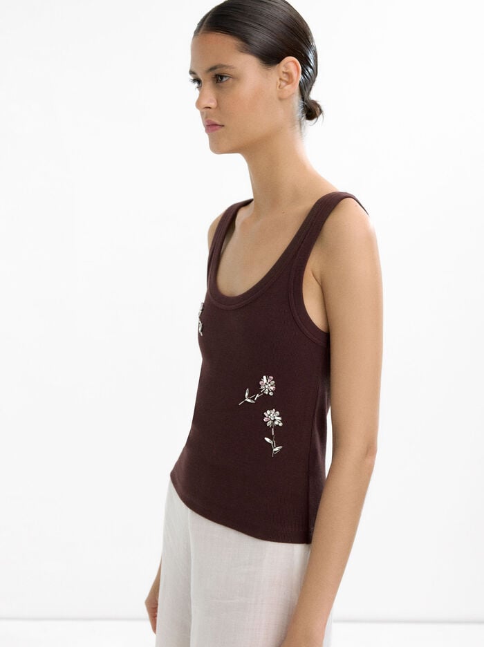 Top con flores de abalorios