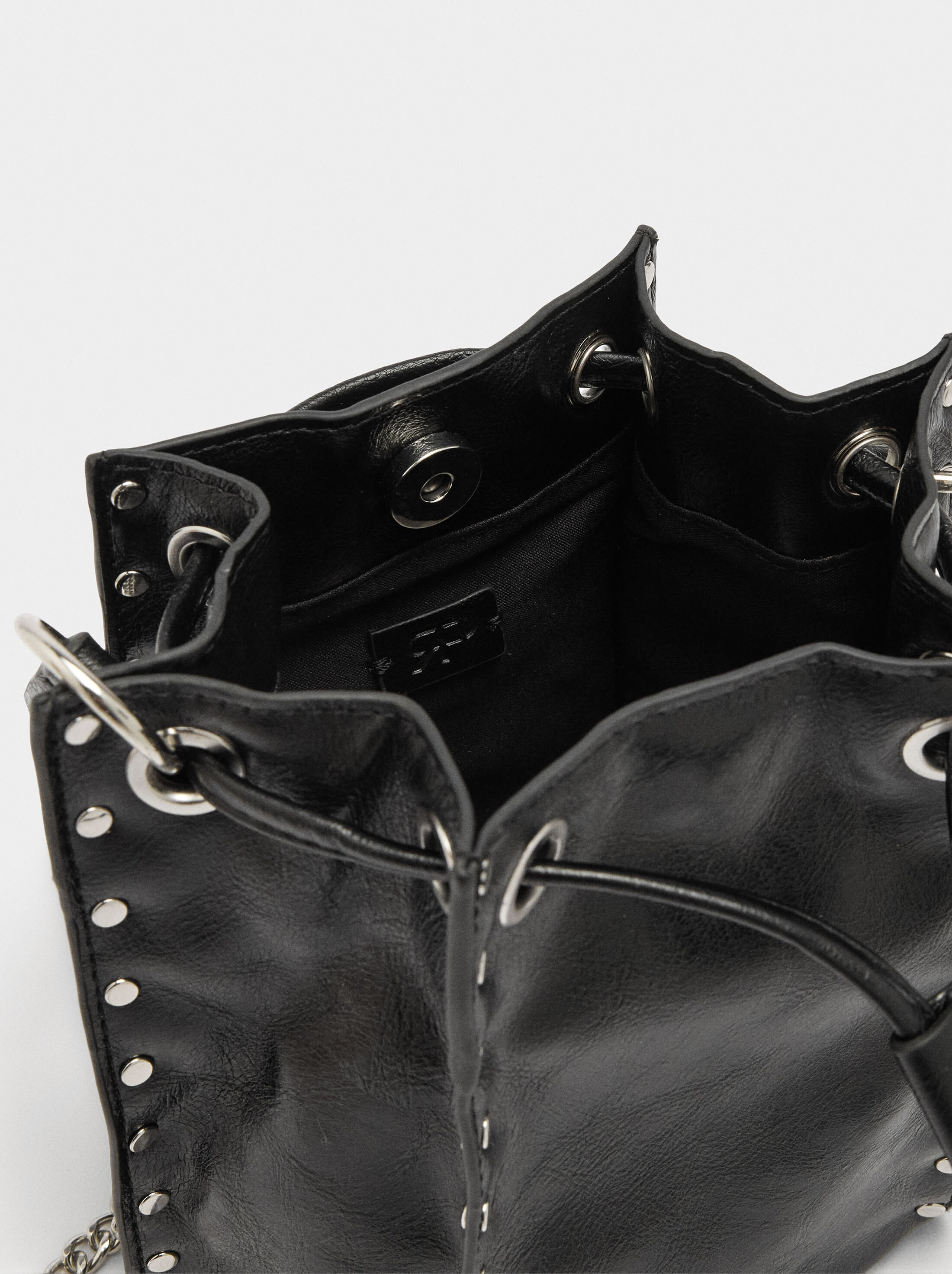 Bolso de hombro con tachuelas  image number 4.0