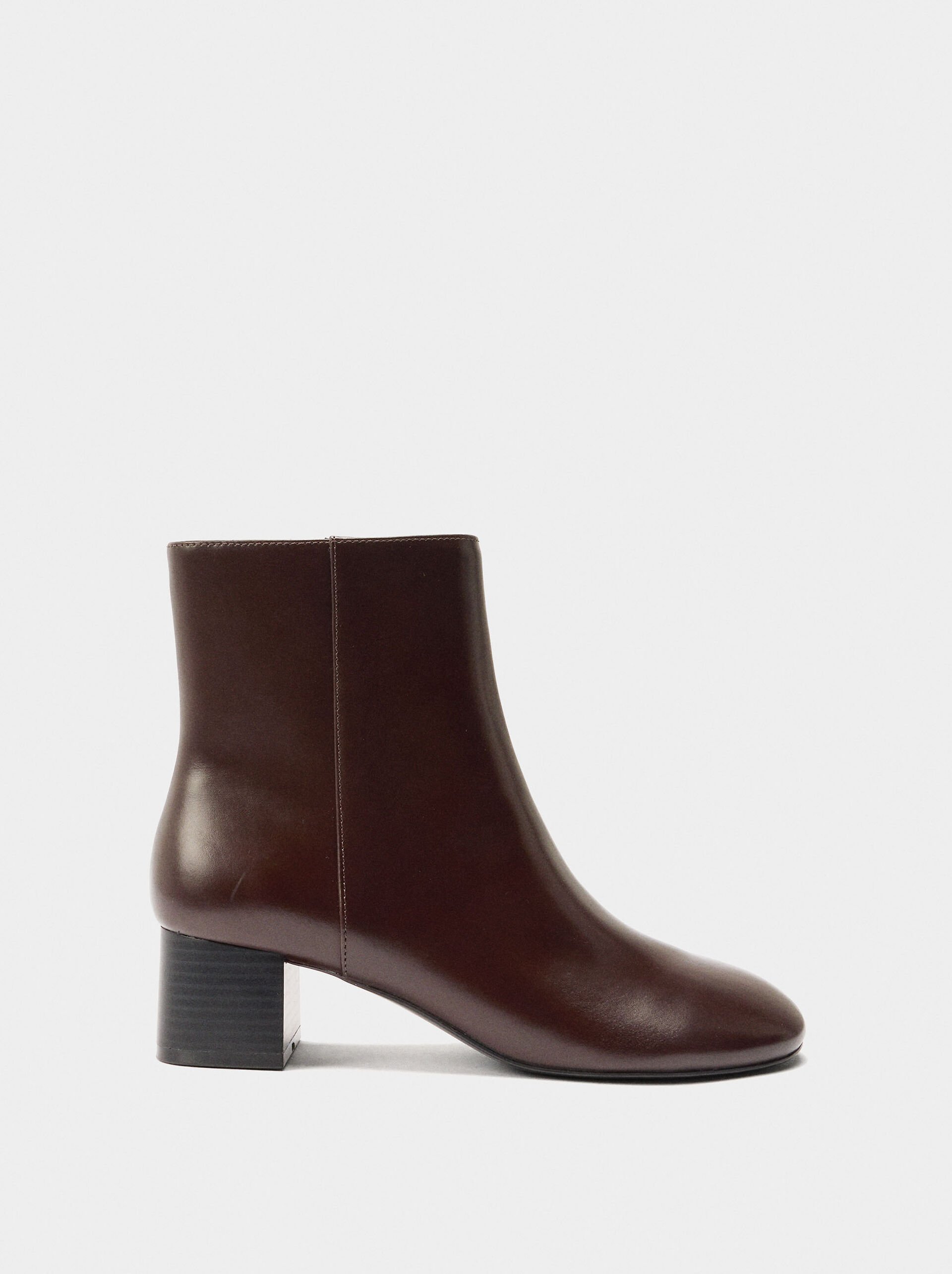 Plain ankle boots with a wide heel image number 1.0
