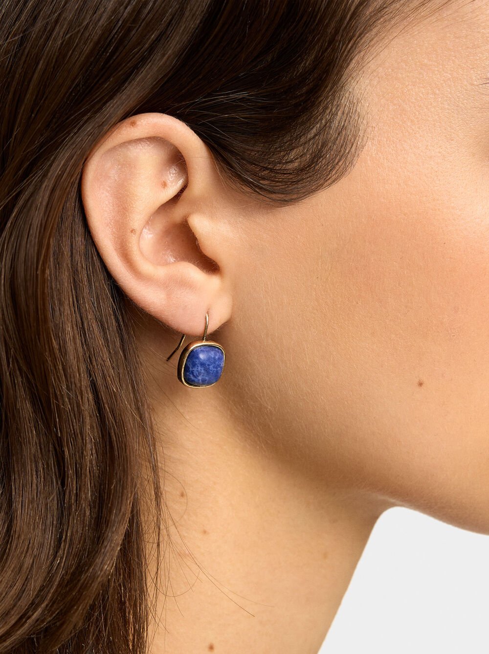 Short earrings with stone