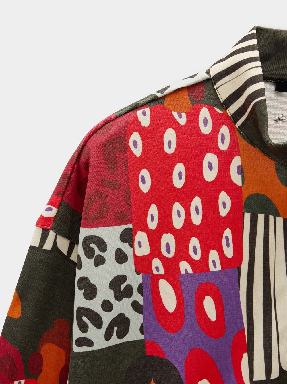 Printed sweatshirt with zipper closure