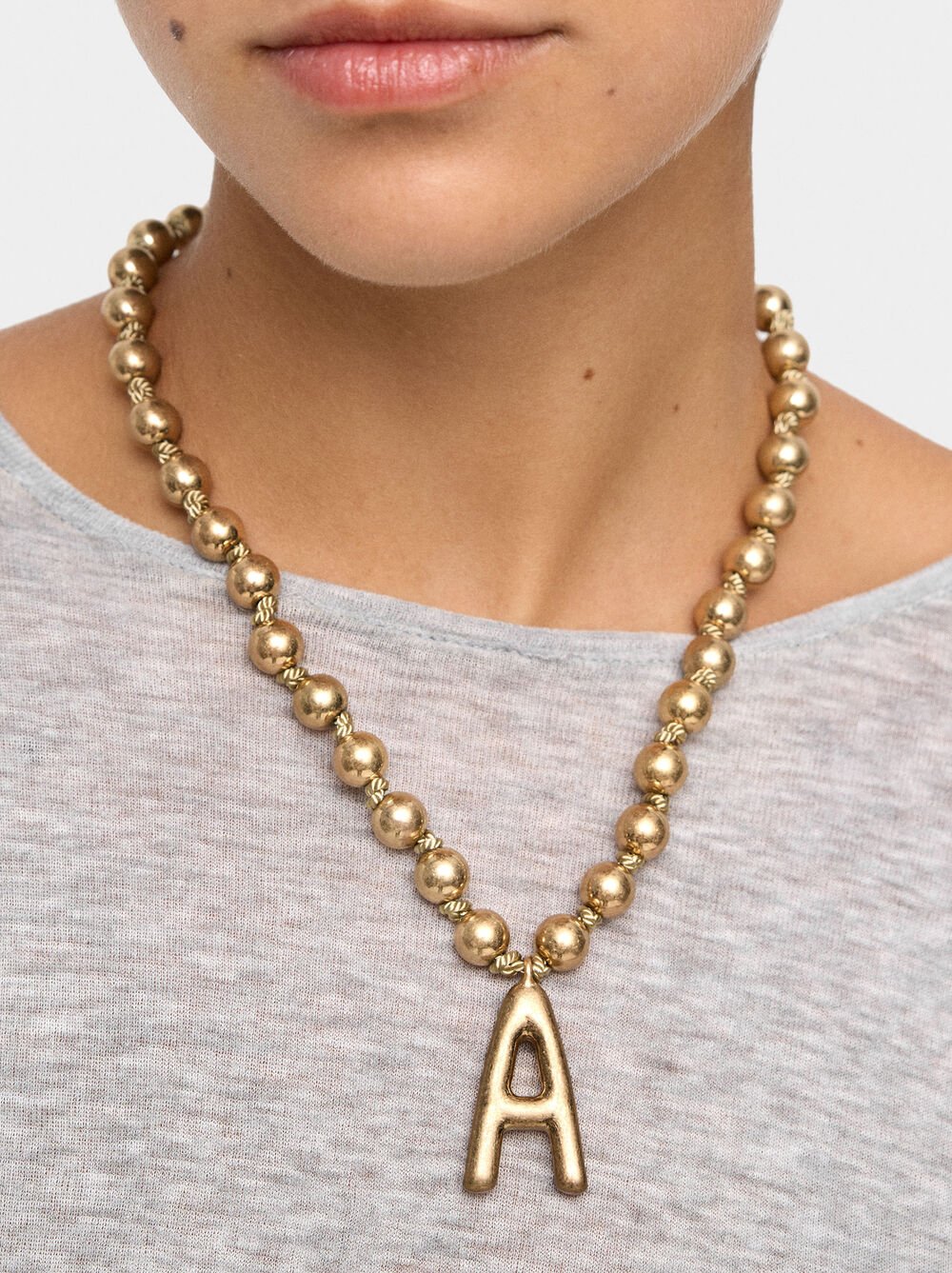 Short necklace with gold beads