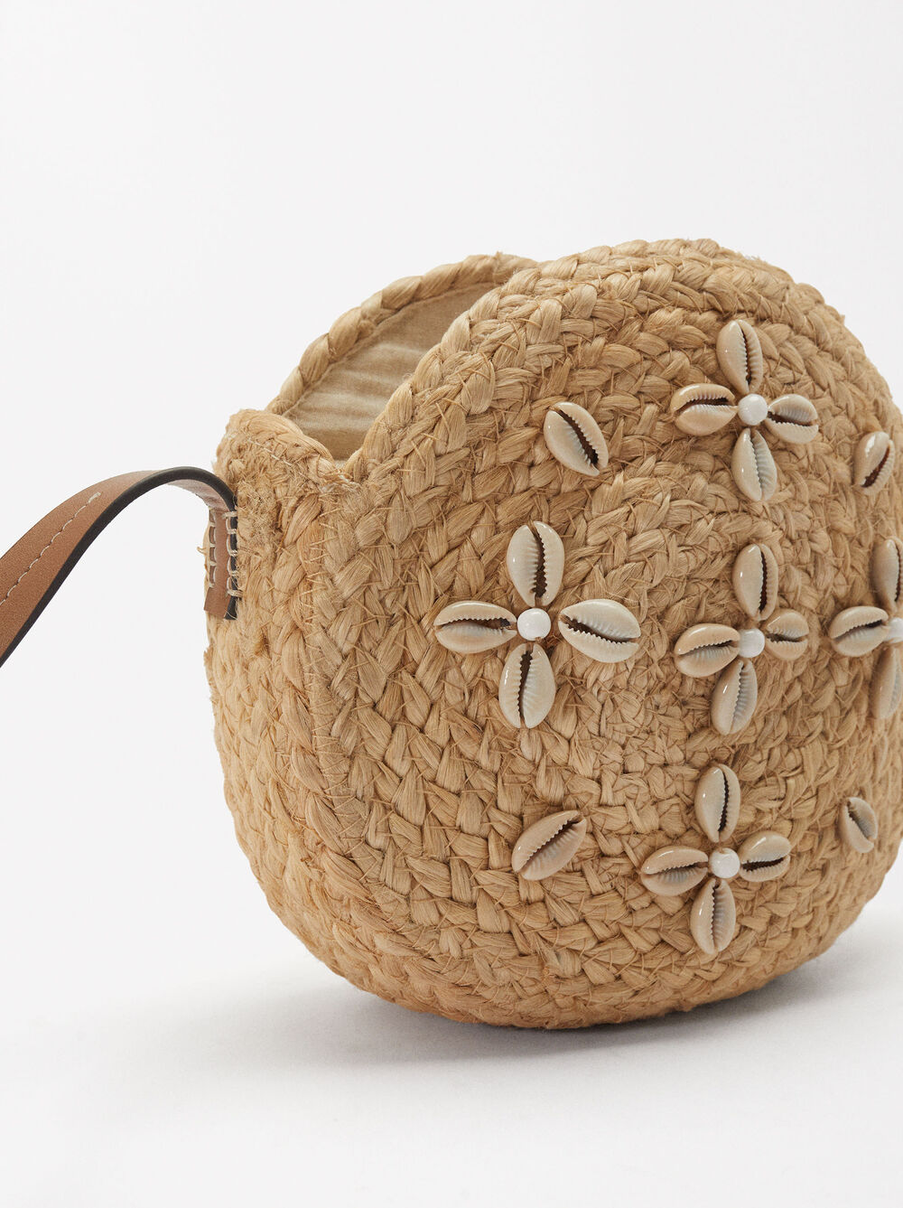 El bolso de rafia de la colección Parfois con conchas