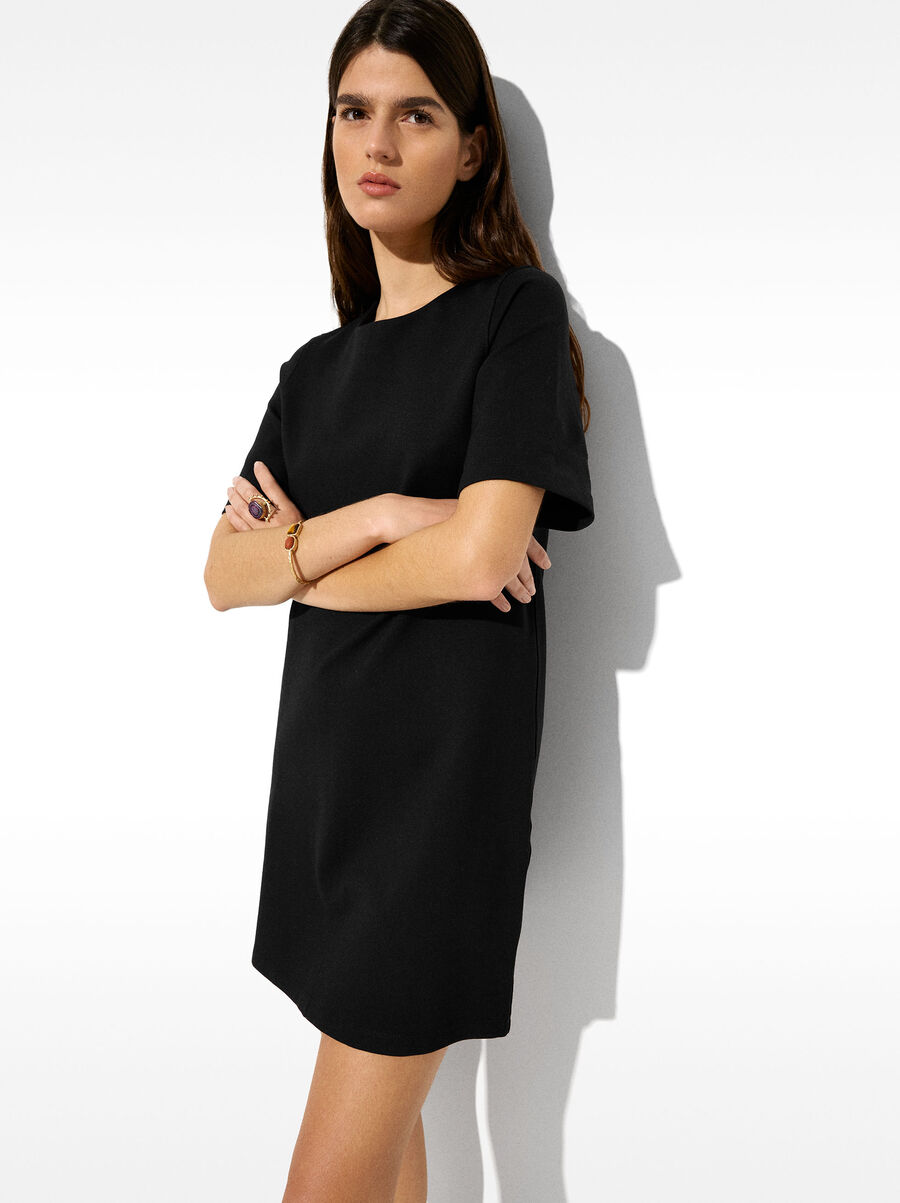 Short dress with round neckline