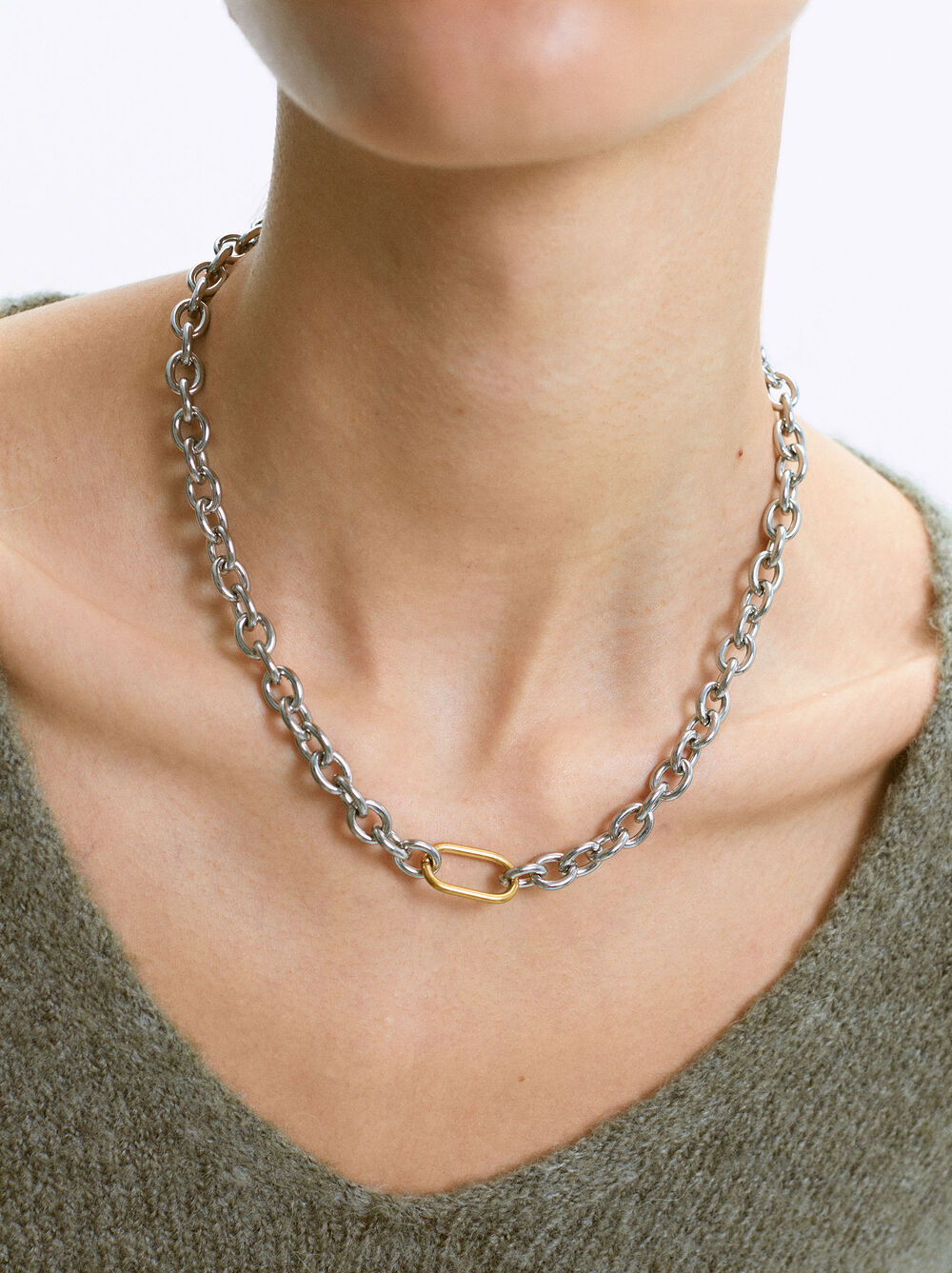 Silberfarbener Halskette Aus Stahl