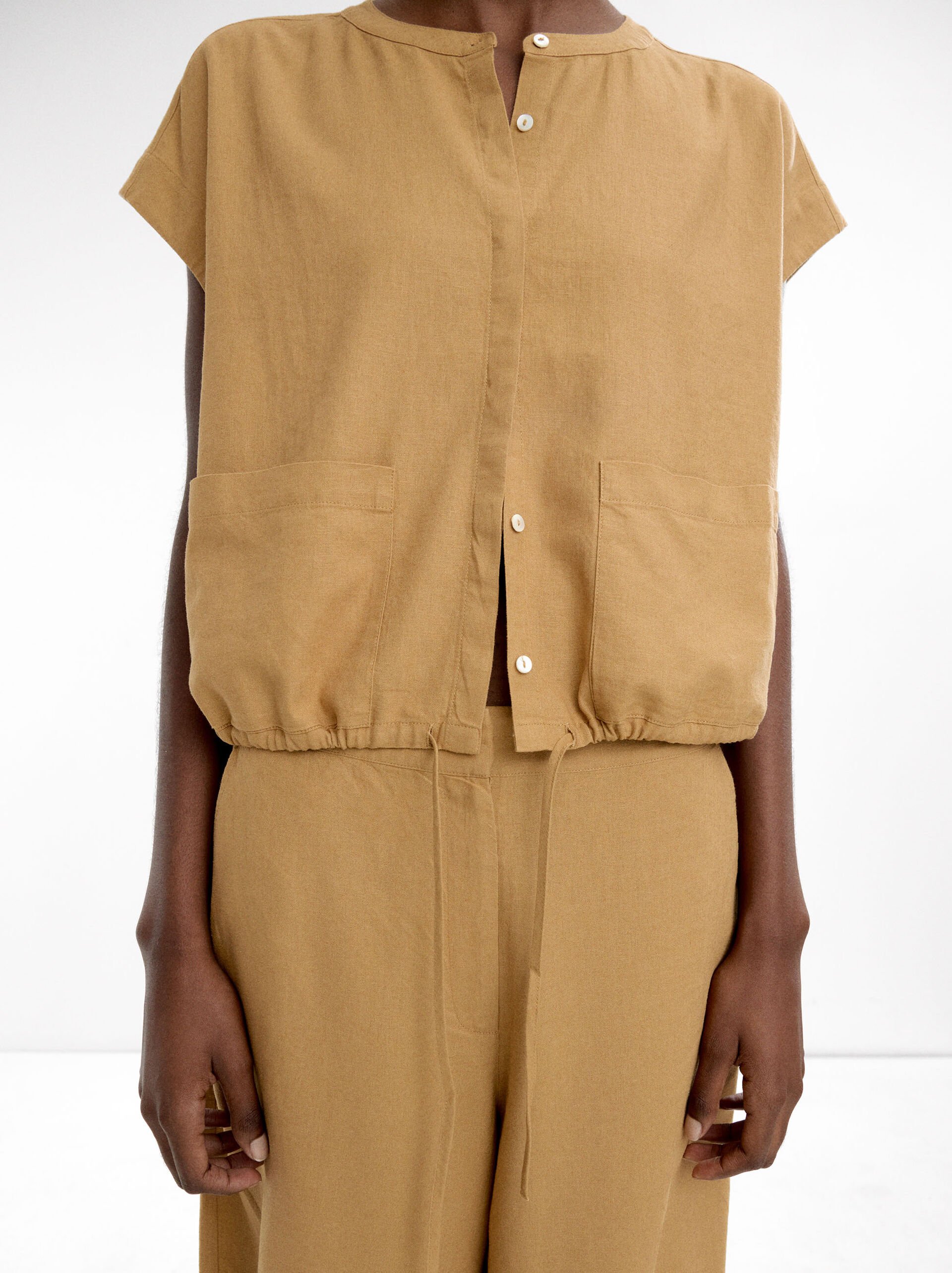 Short-sleeved shirt with linen image number 4.0