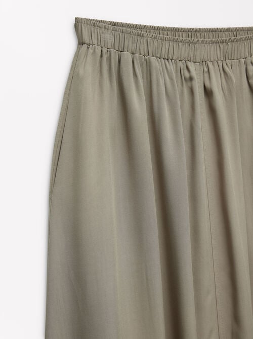 Long skirt with elastic waistband