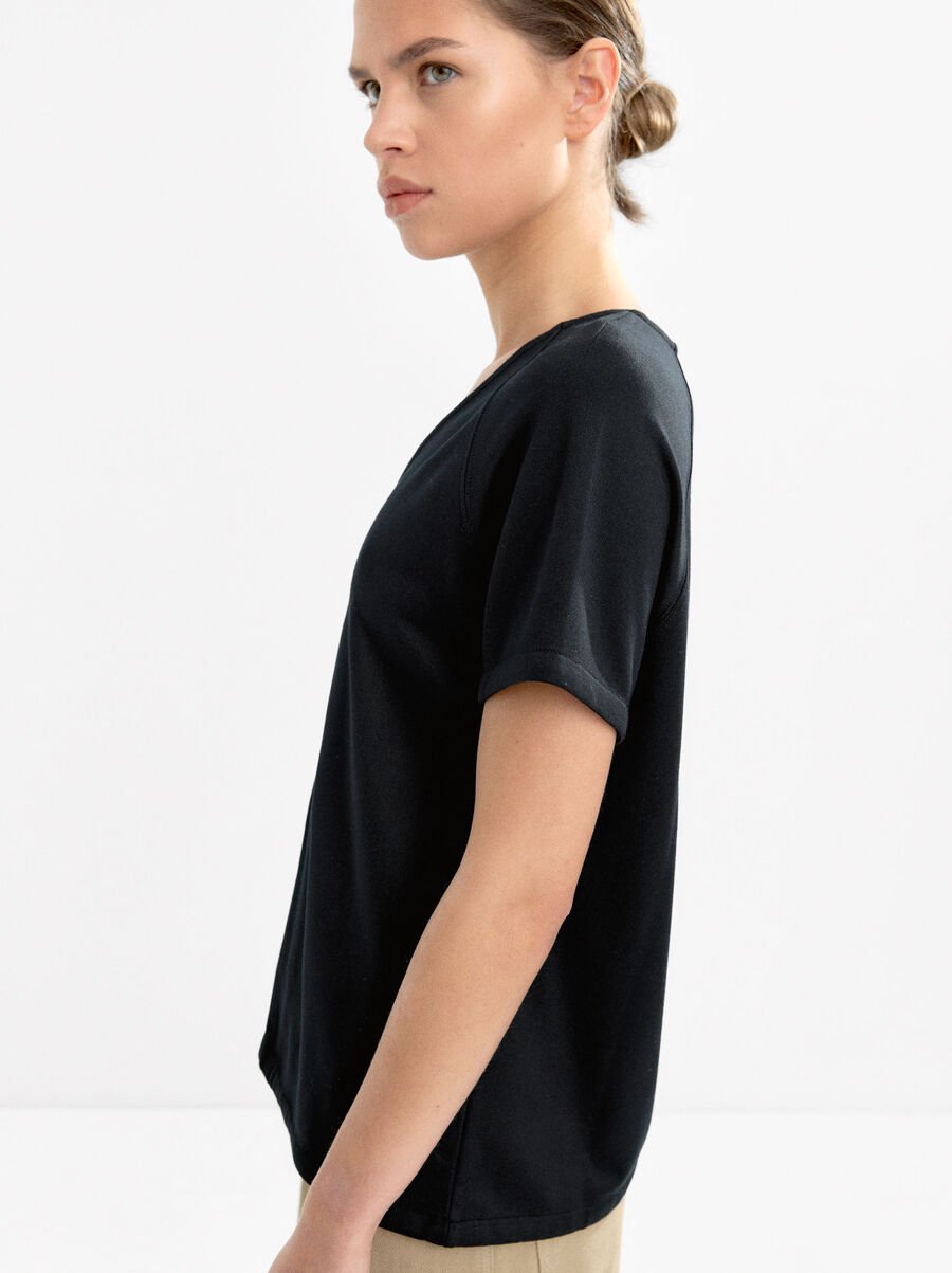 V-neck basic T-shirt