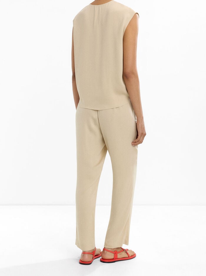 Straight trousers with pockets
