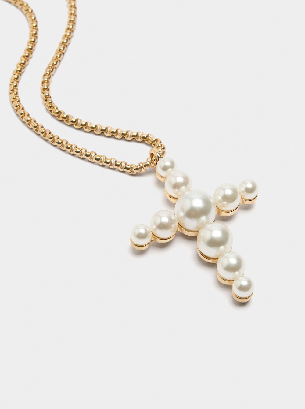 Short necklace with cross pendant with pearls