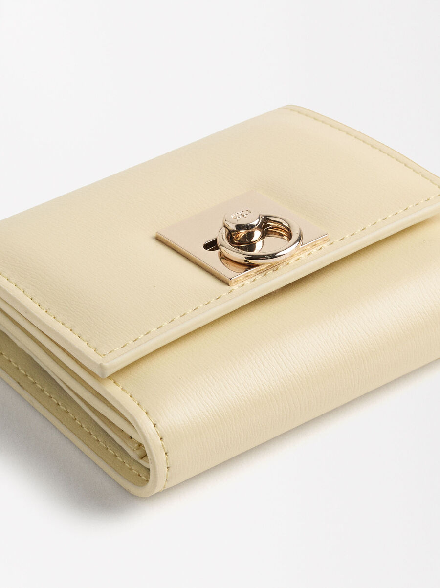 Flap closure wallet