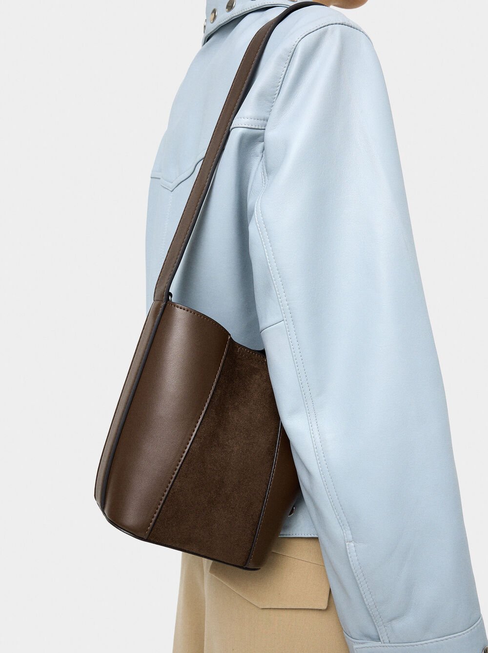 Borsa secchiello con contrasto di texture