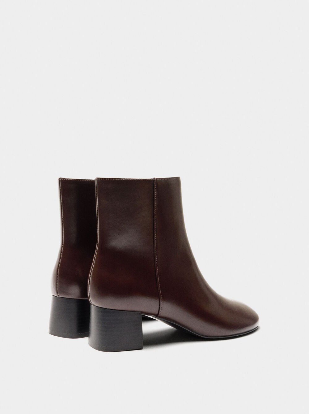 Plain ankle boots with a wide heel