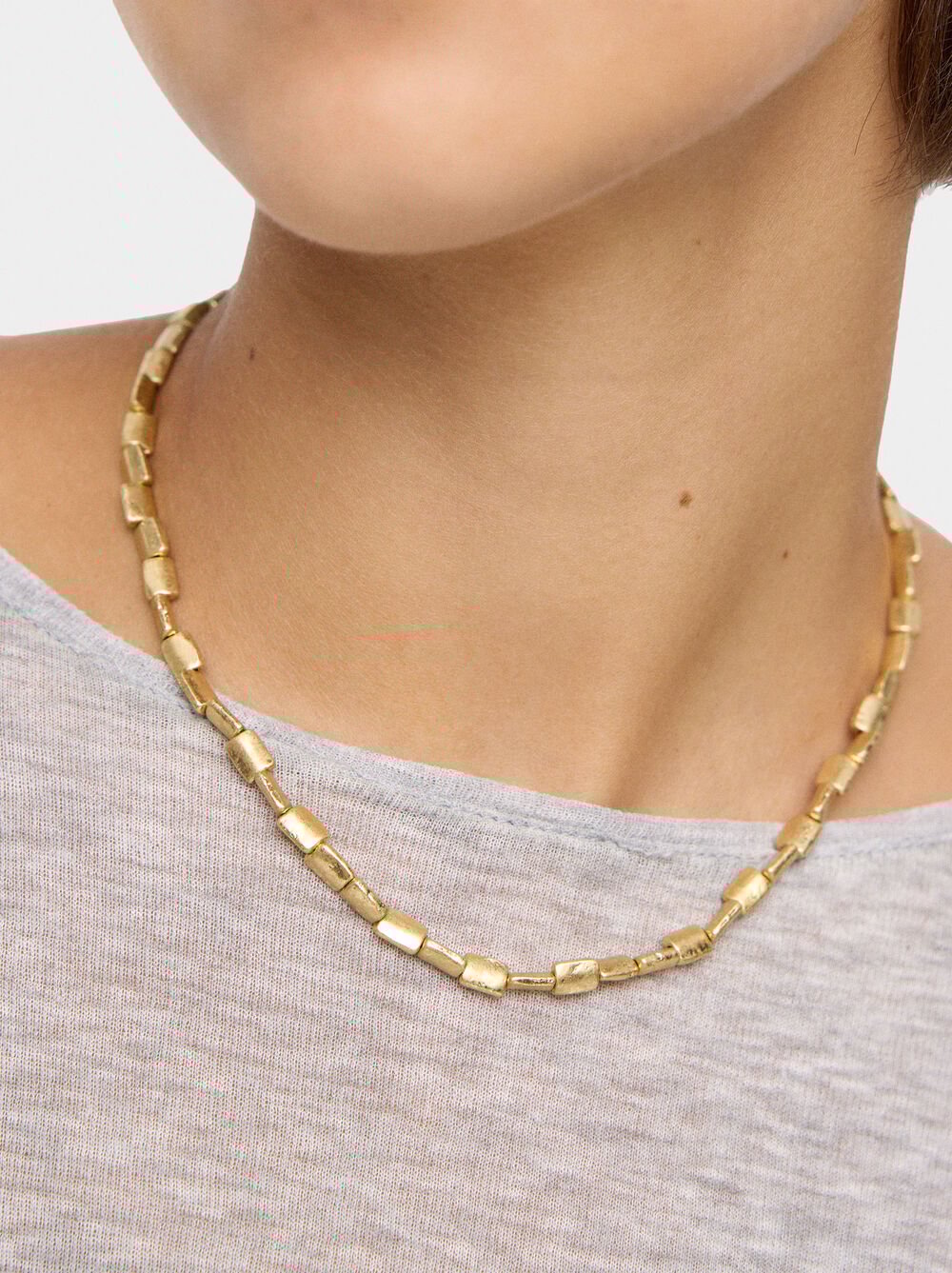 Short necklace with flat rectangular beads