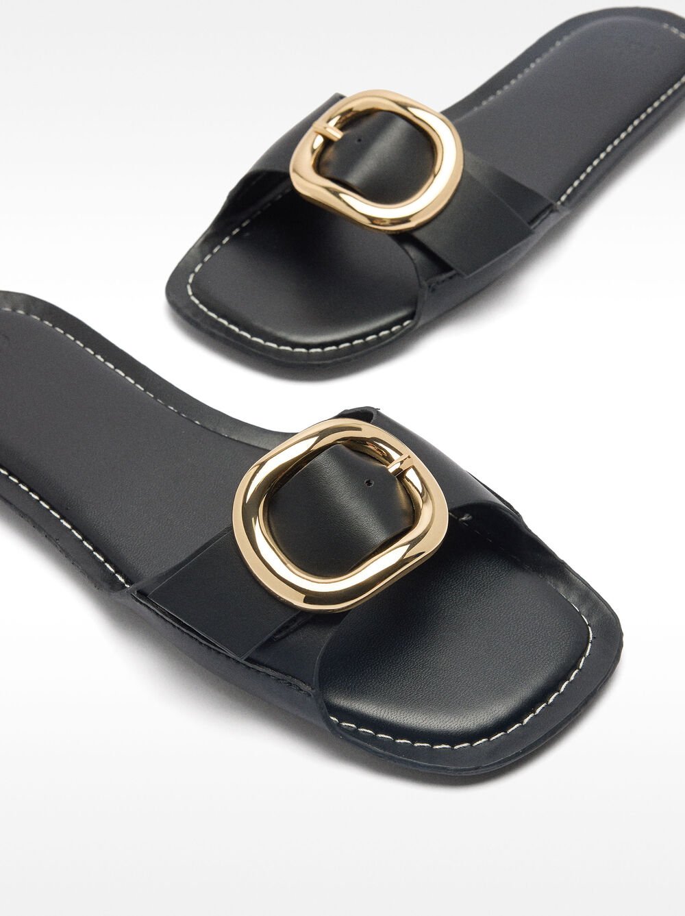 Sandalias rasas con hebilla