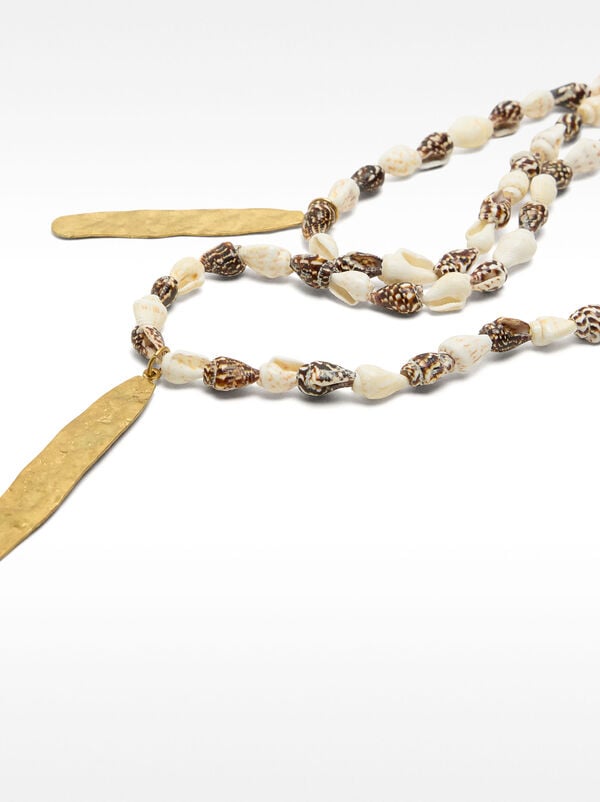 Long necklace with bicolor shells