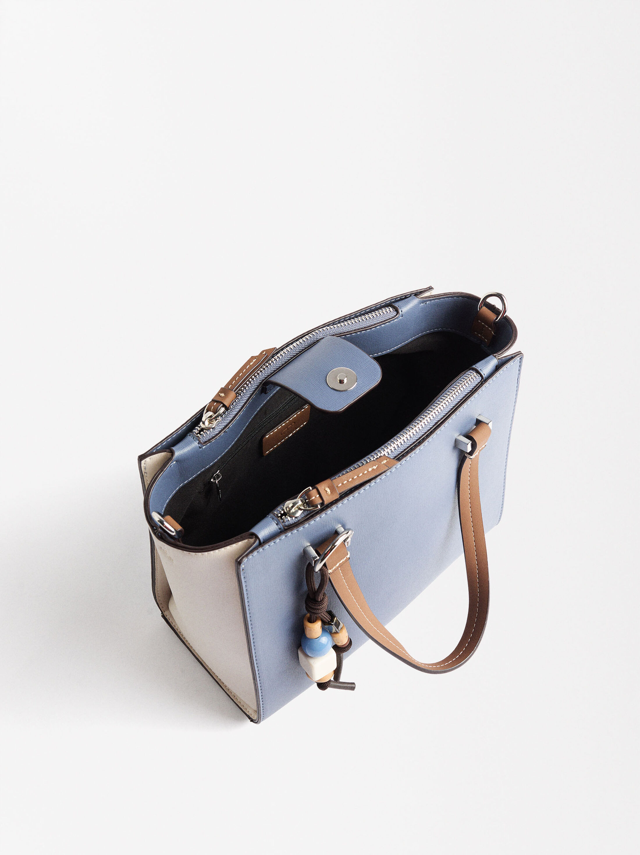 Color block tote bag with pendant image number 3.0