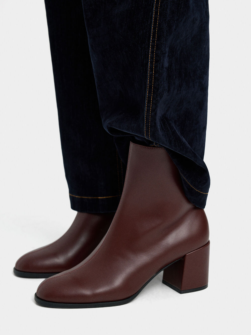 Ankle boots with block heel and topstitching