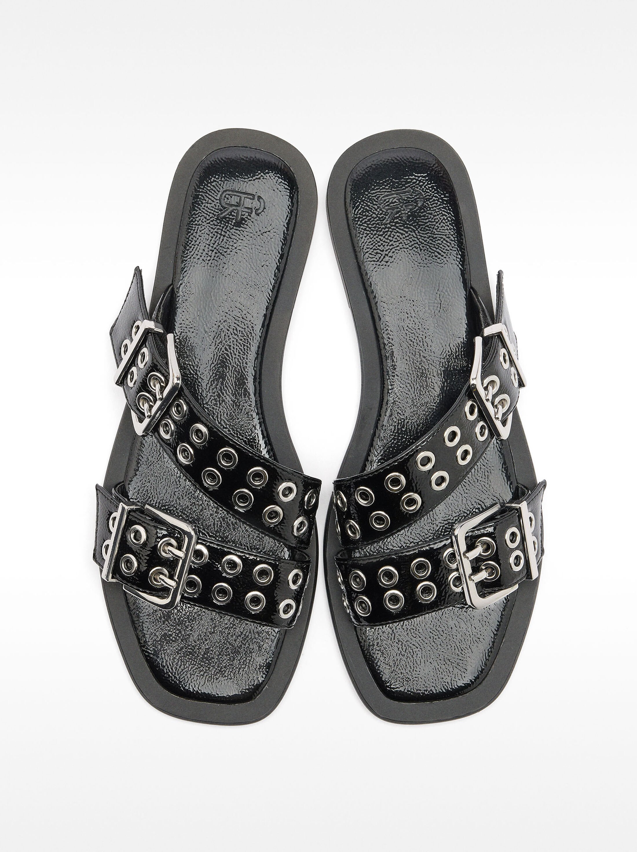 Sandalias planas con hebillas y tachuelas image number 0.0