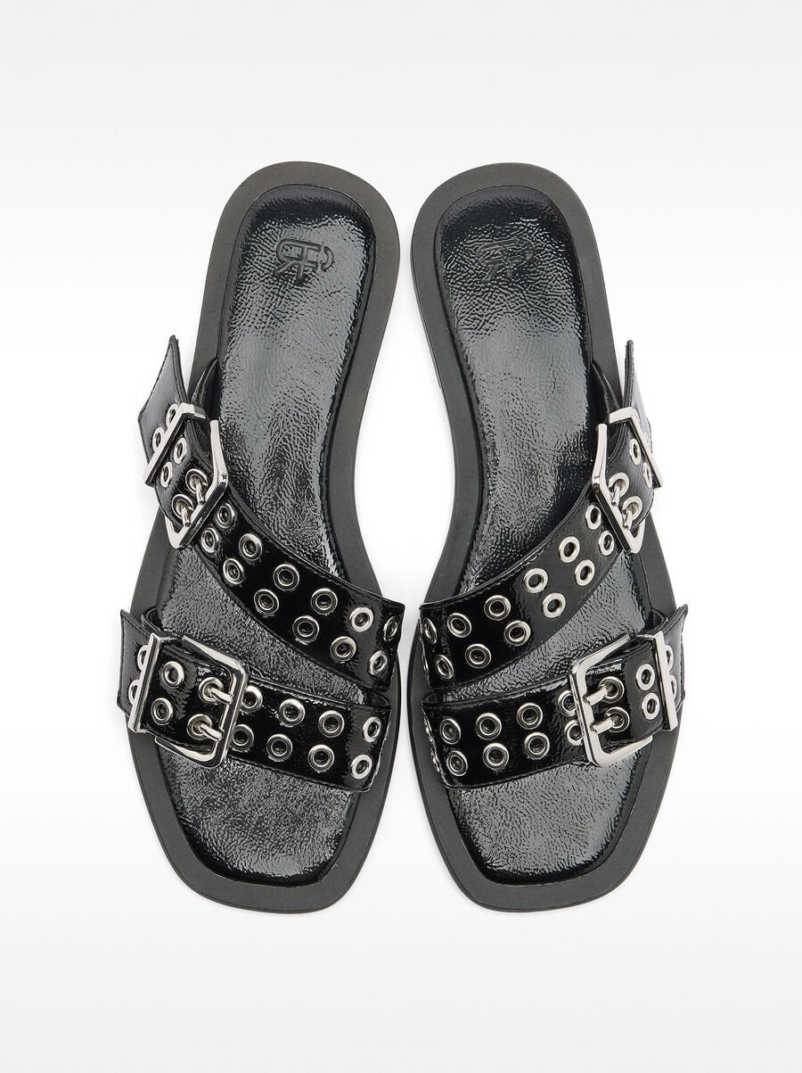 Sandales plates avec boucles et clous