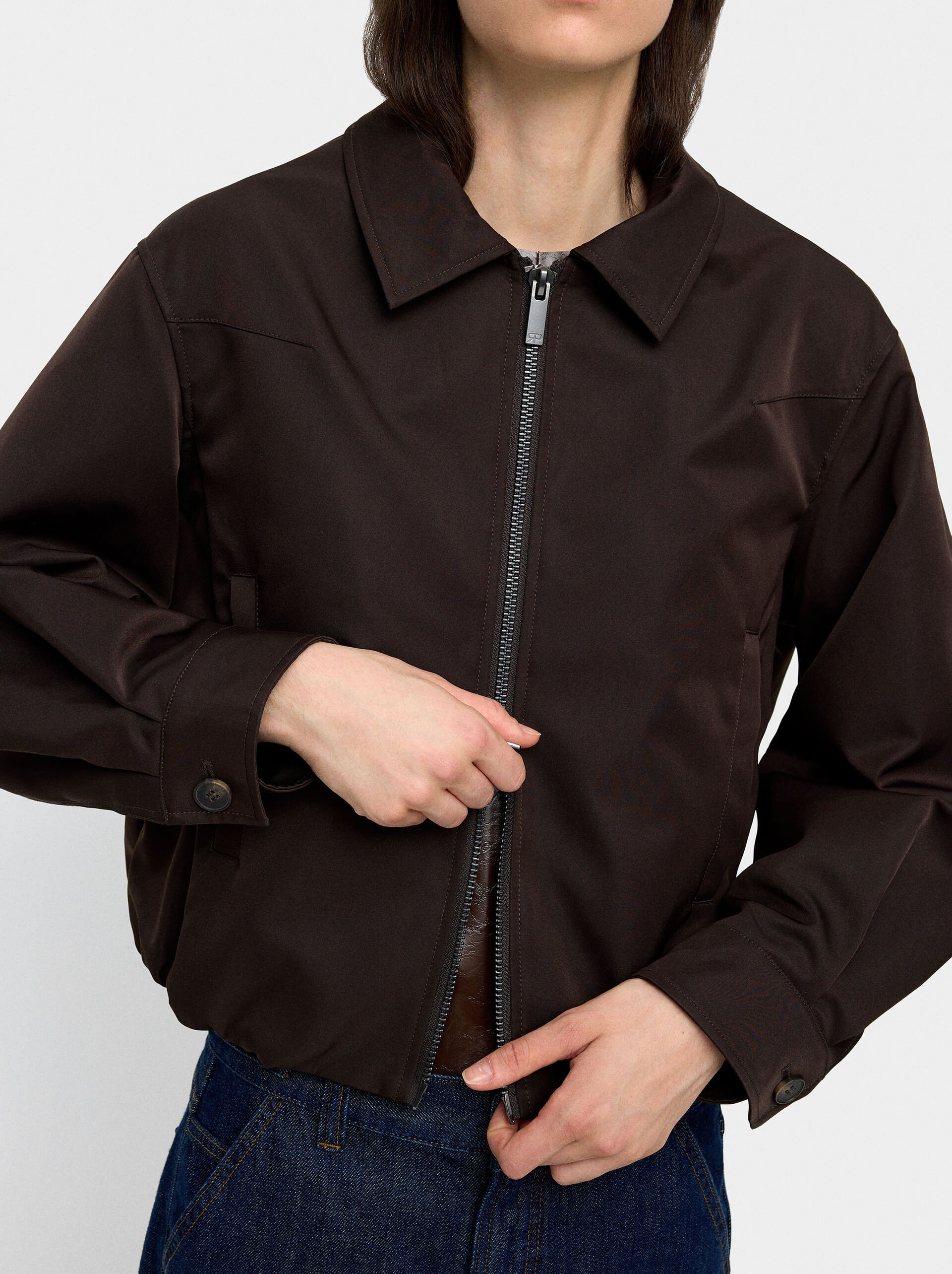 Light jacket with zipper closure image number 3.0