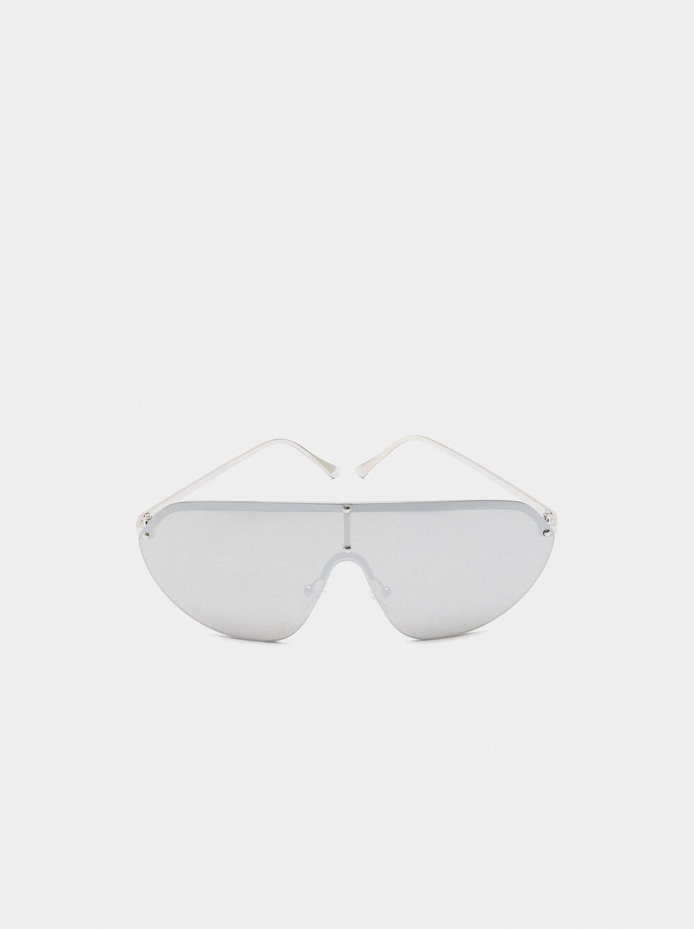 Sunglasses with mirrored lenses