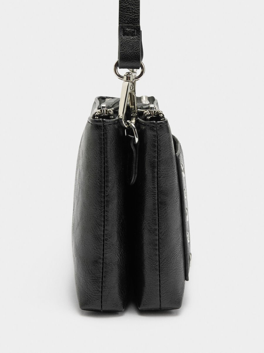 Bolso bandolera efecto craquelado con tachuelas