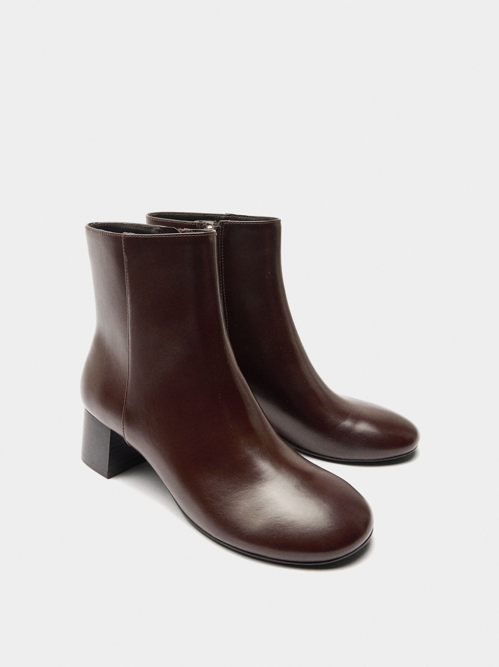 Plain ankle boots with a wide heel image number 2.0