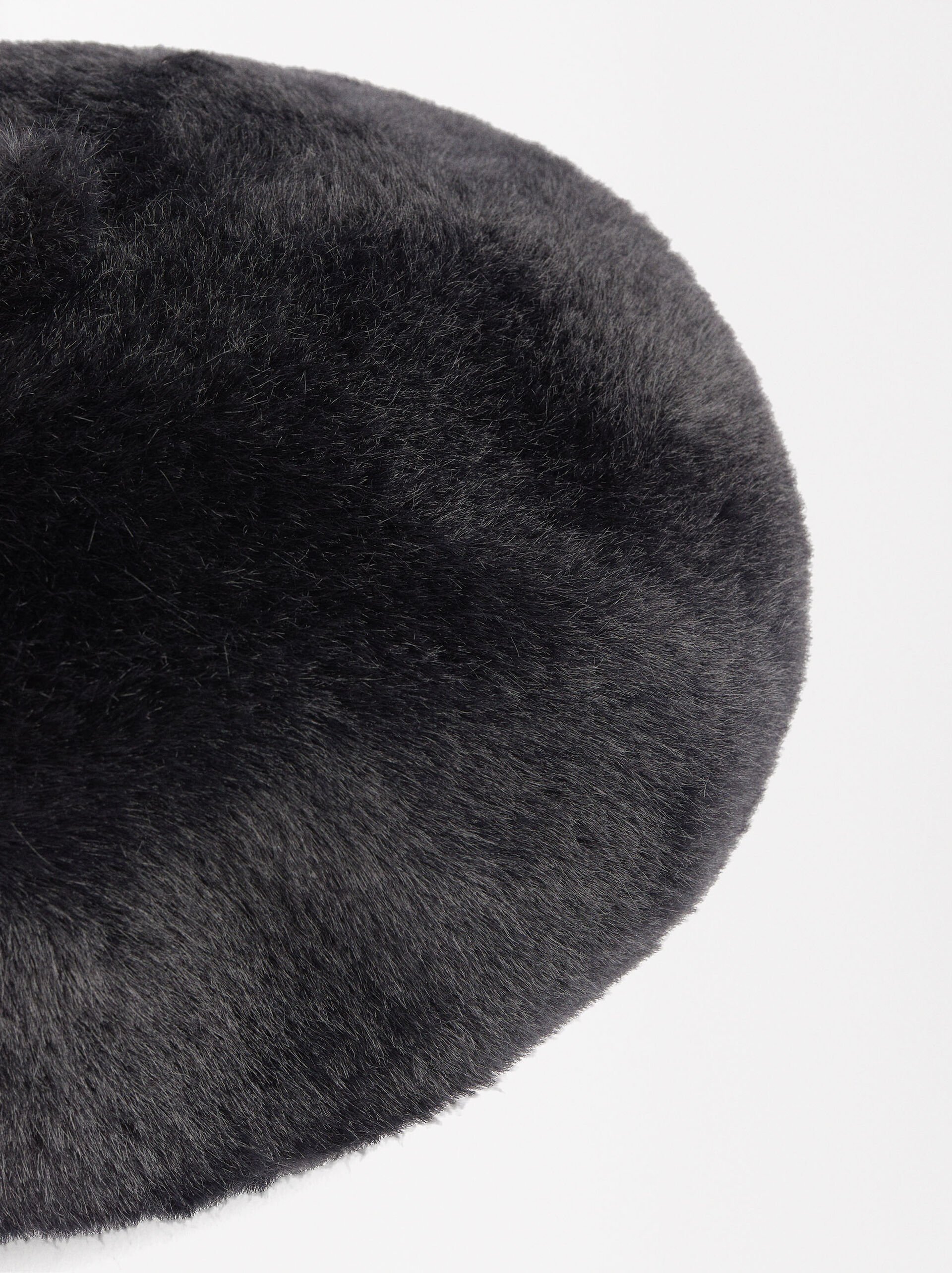 Beret with a fur effect image number 1.0