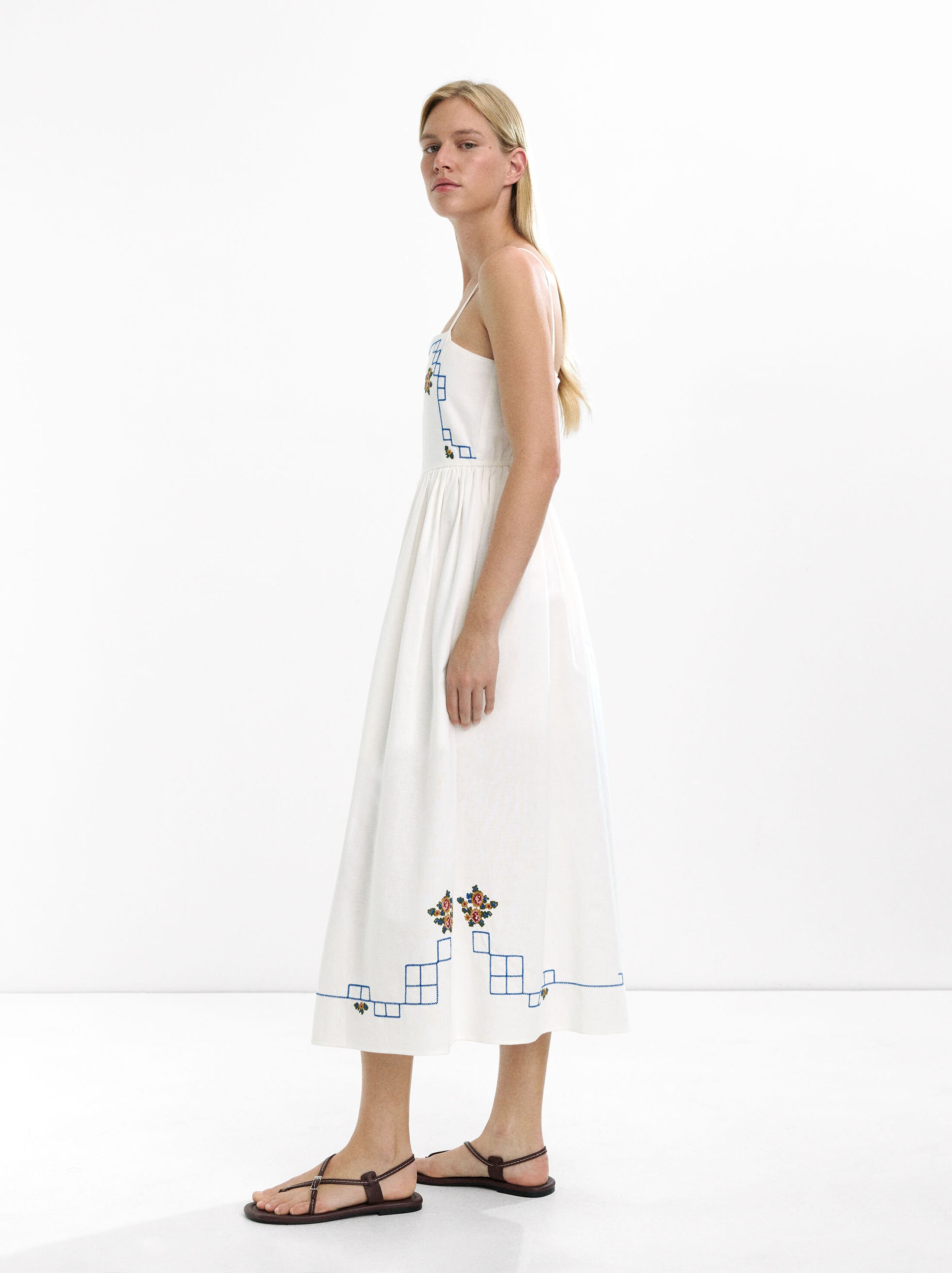 Vestido comprido com bordados image number 2.0