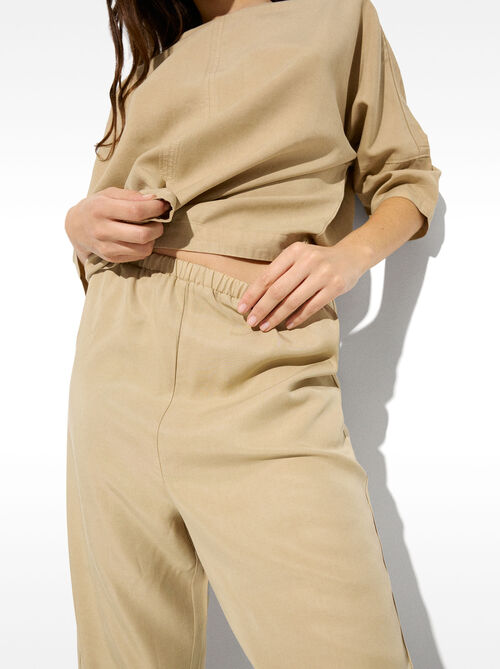Pantalón fluido con cintura elástica