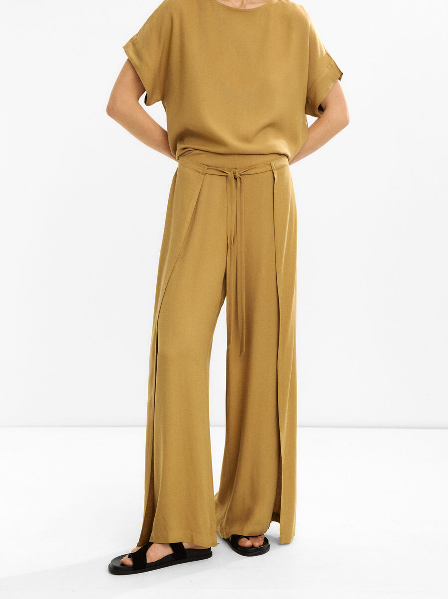 Fluid trousers with side overlaps
