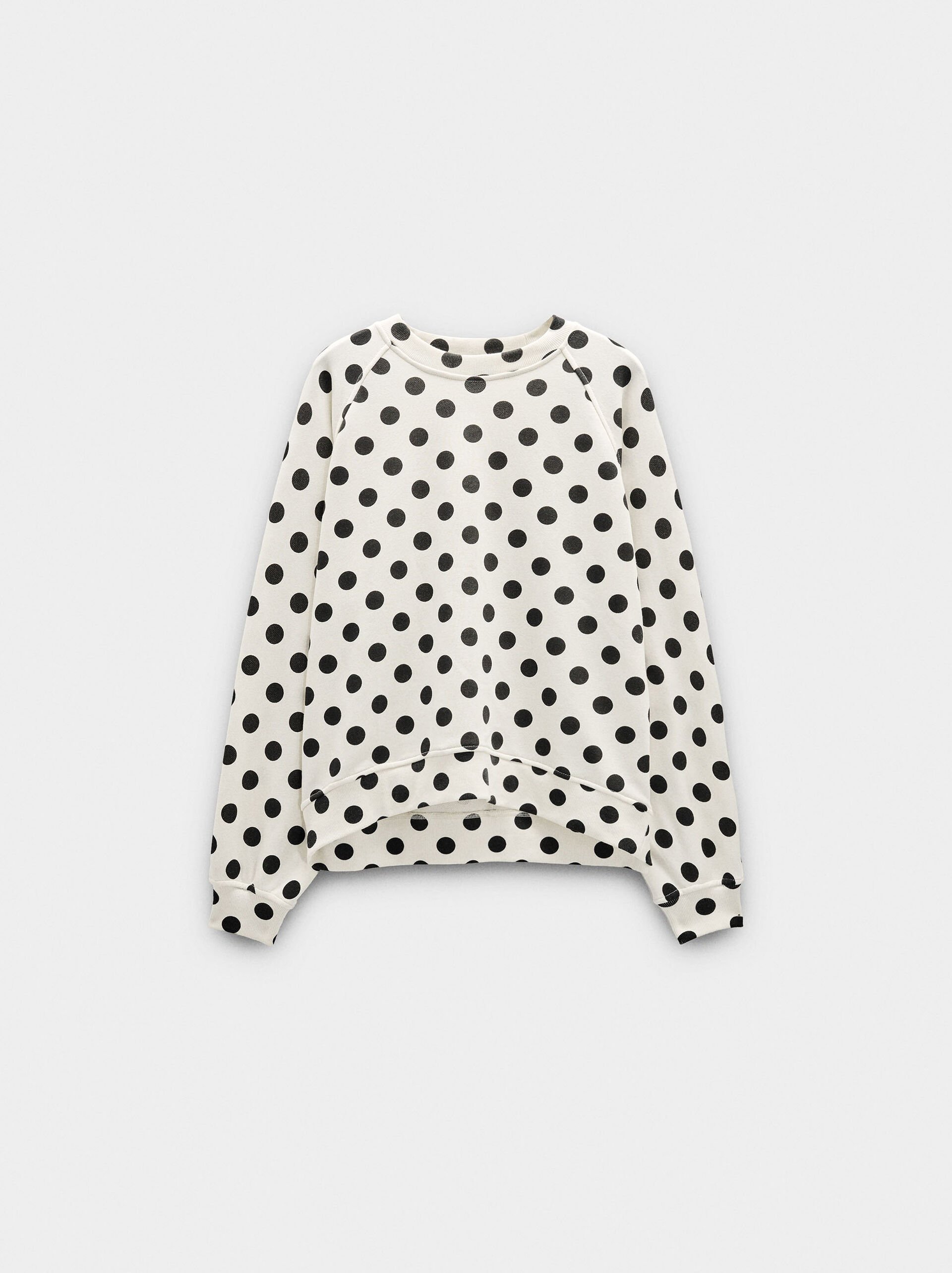 Sweatshirt with polka dots image number 4.0