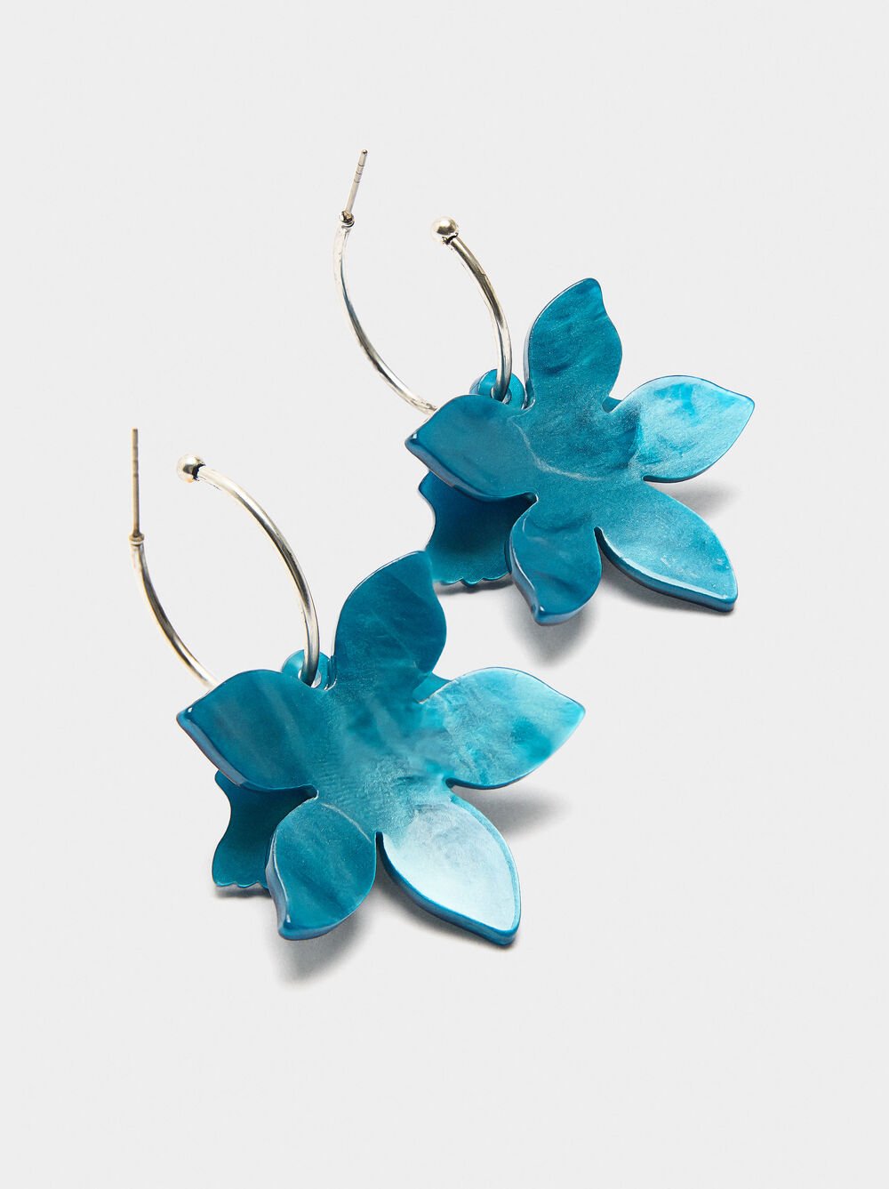Open hoop earrings with maxi flower
