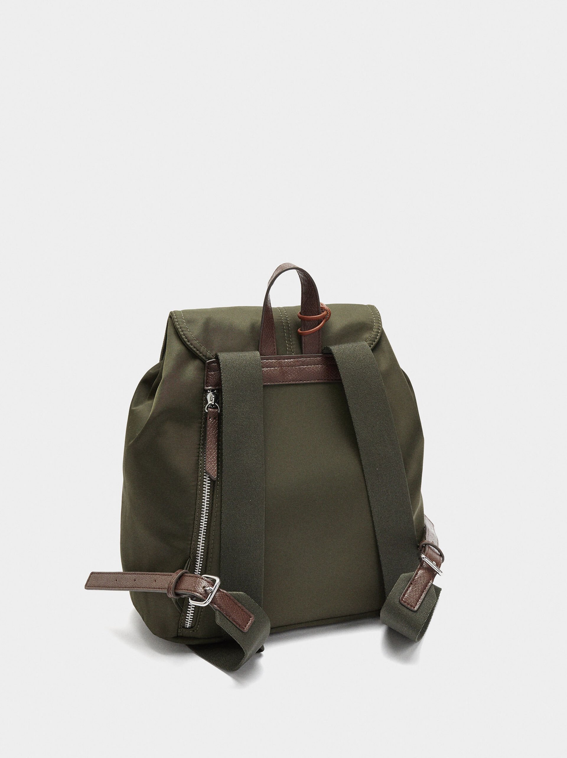 Mochila de nylon con colgante image number 2.0