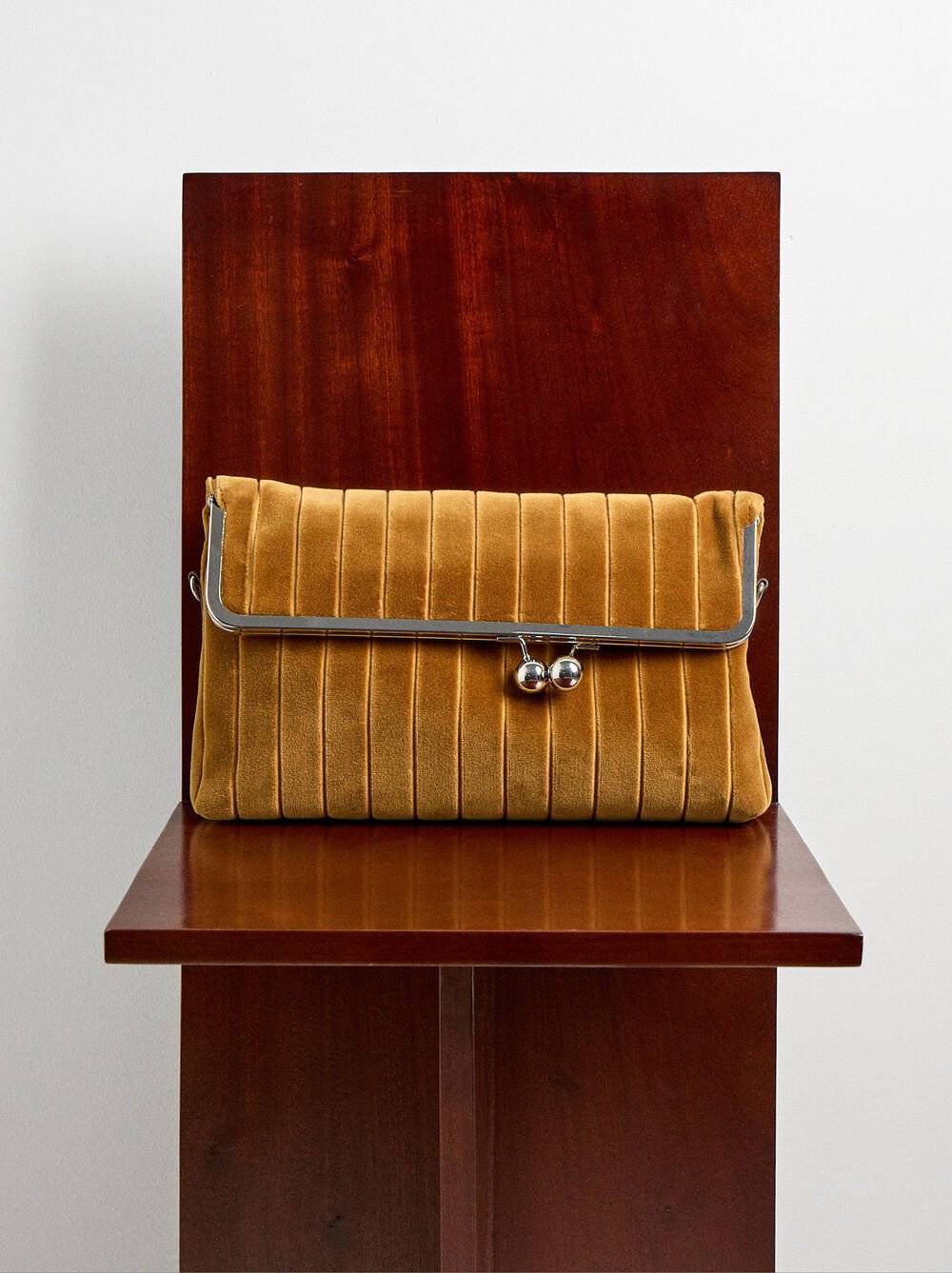 Ribbed party bag with flap