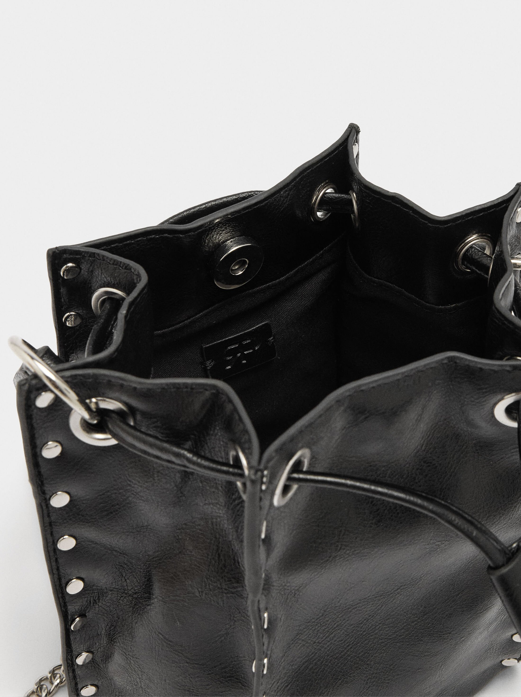 Shoulder bag with studs  image number 4.0