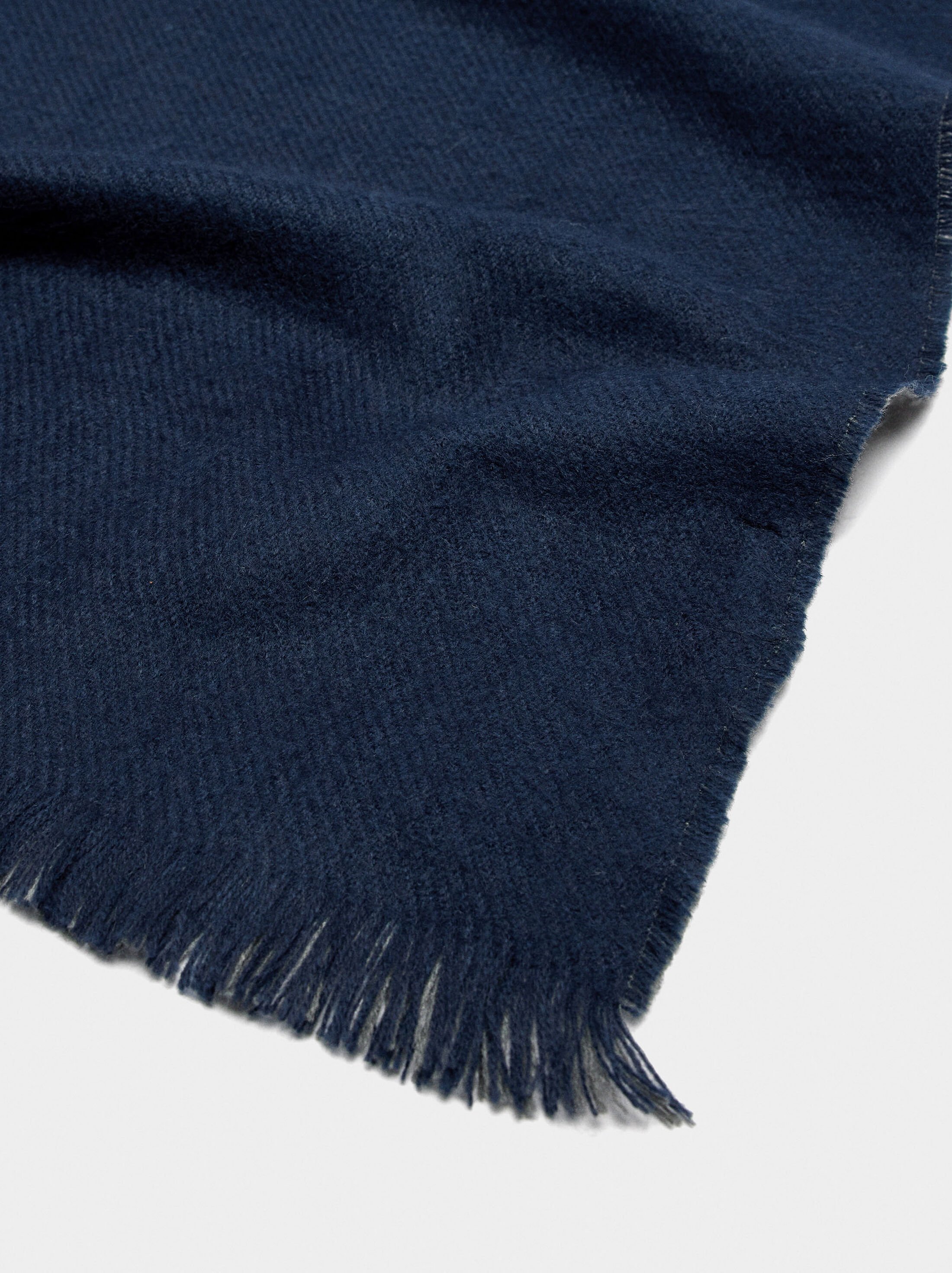 Bufanda reversible amb serrells image number 1.0