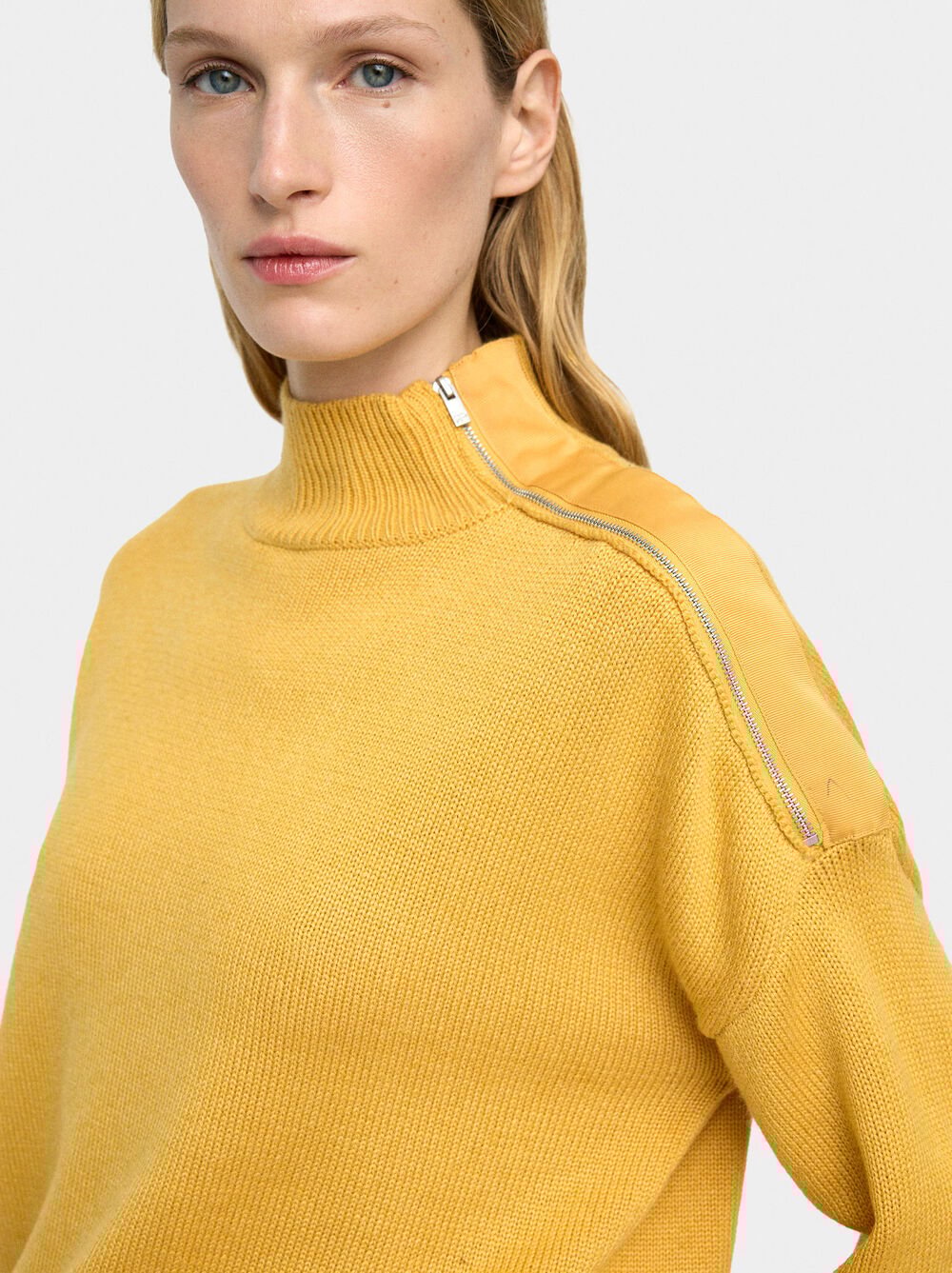 Knit sweater with zipper closure