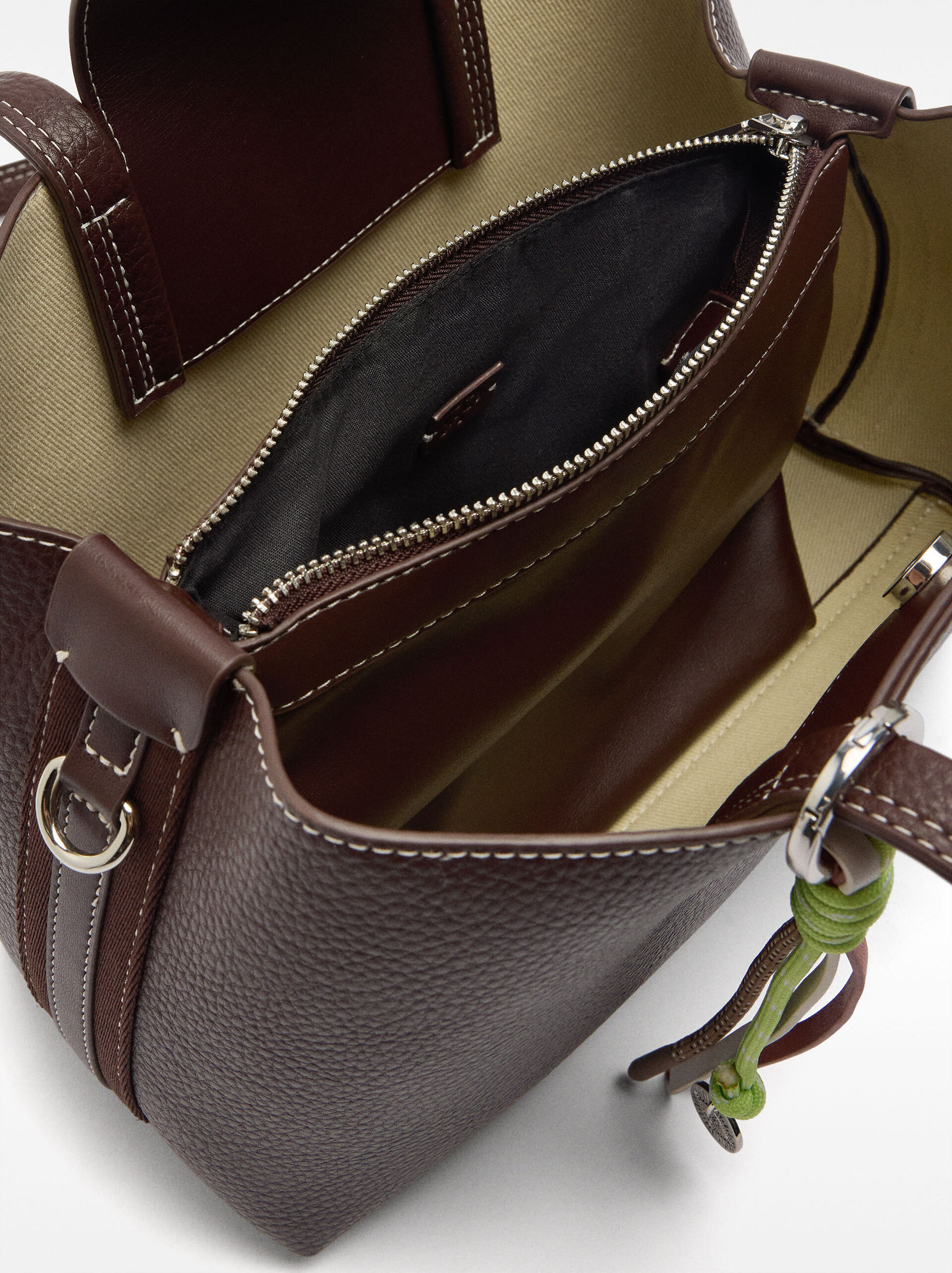 Tote bag with pendant image number 4.0