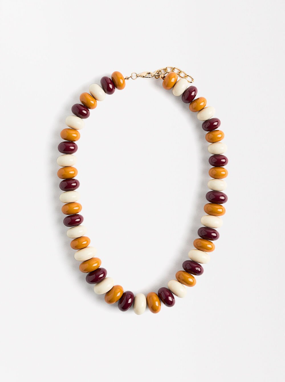 Short necklace with contrasting-colored beads