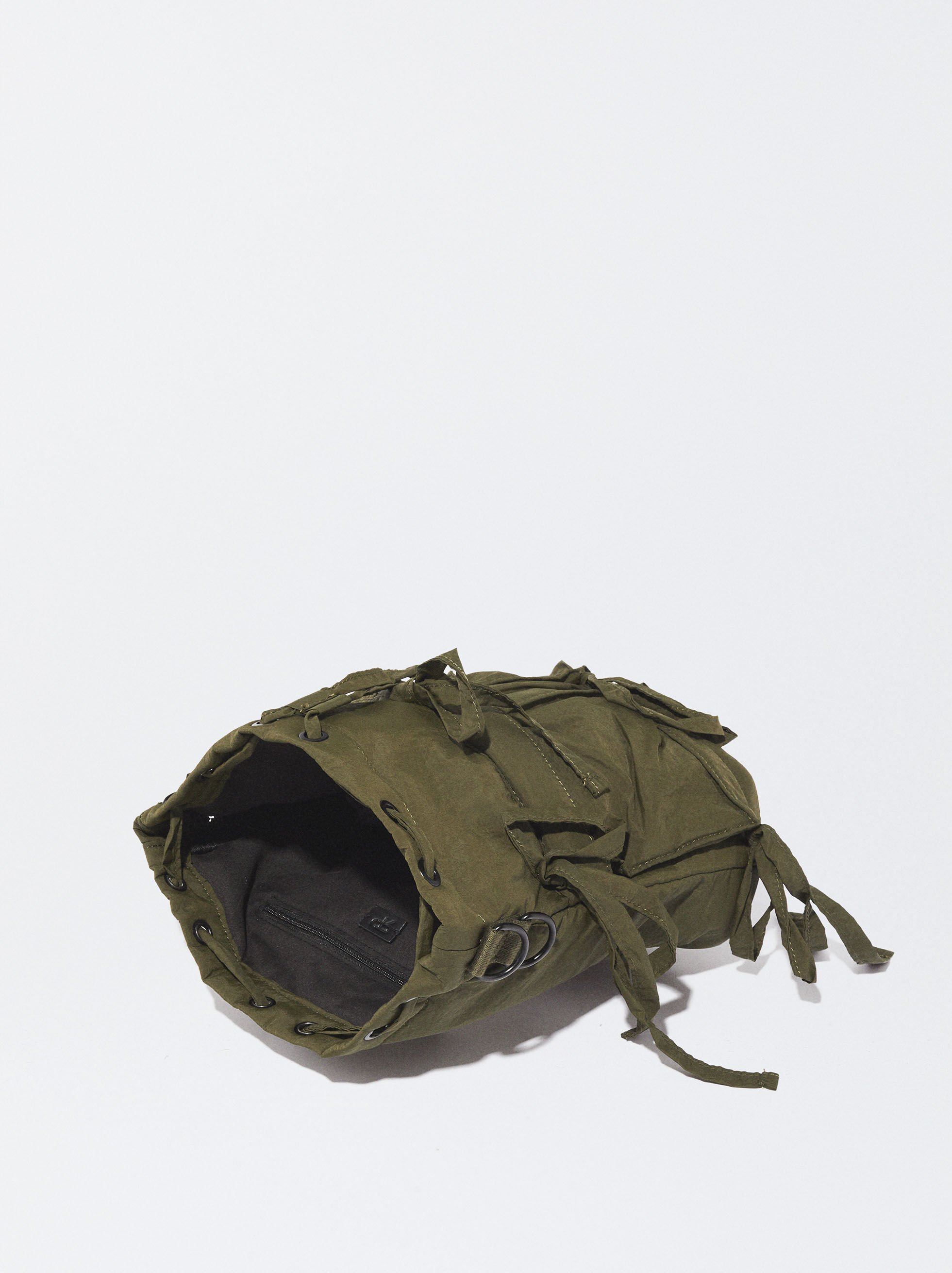 Bolso Bombonera Con Flecos Negro Parfois