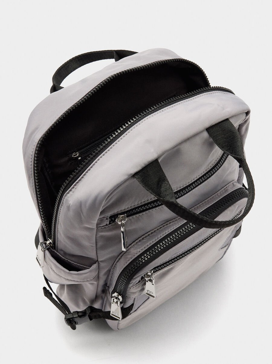 Mochila de nylon con colgante